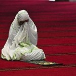 Muslimah menangis saat berdoa - ilustrasi
