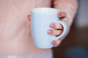 manfaat minum air hangat di pagi hari