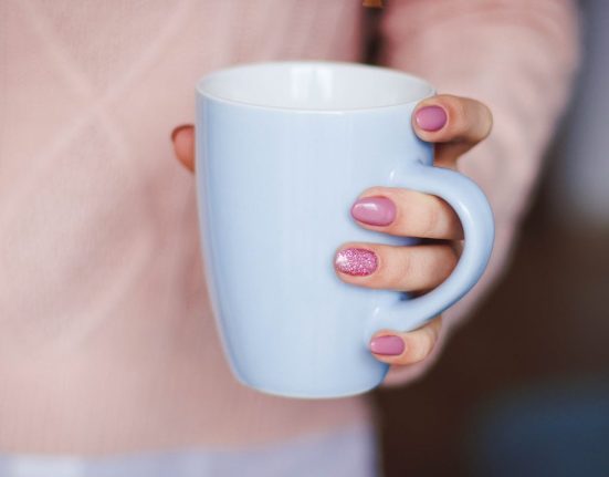 manfaat minum air hangat di pagi hari